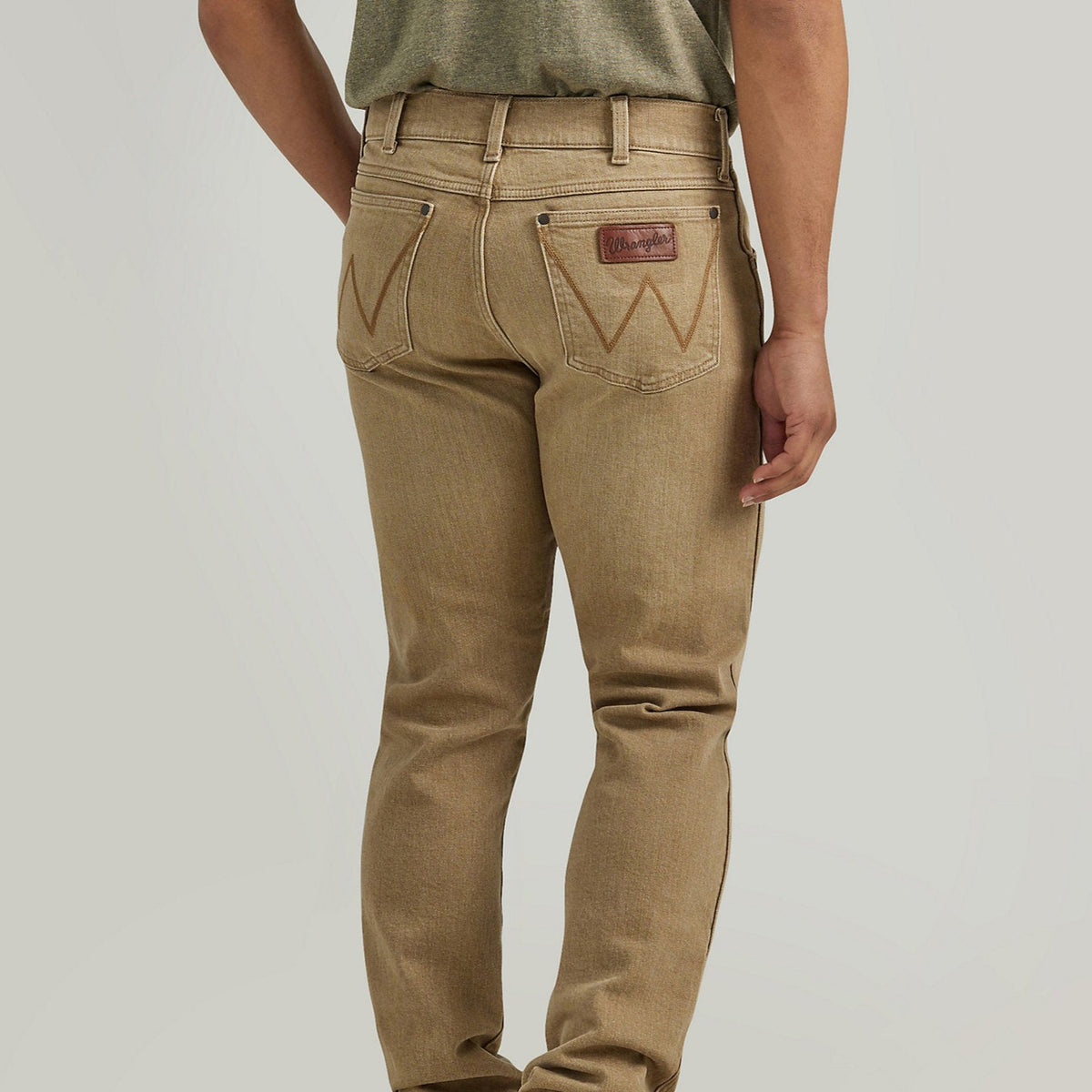 Wrangler Color Wash Retro Men's Slim Fit Straight Leg Jean in Saddle