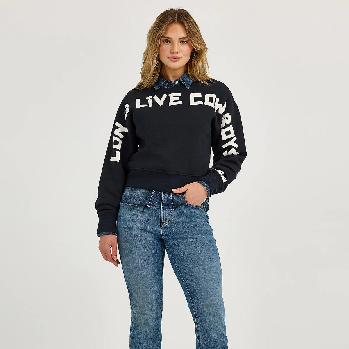 Wrangler Retro Women's Long Live Cowboys Crewneck Sweatshirt in Onyx
