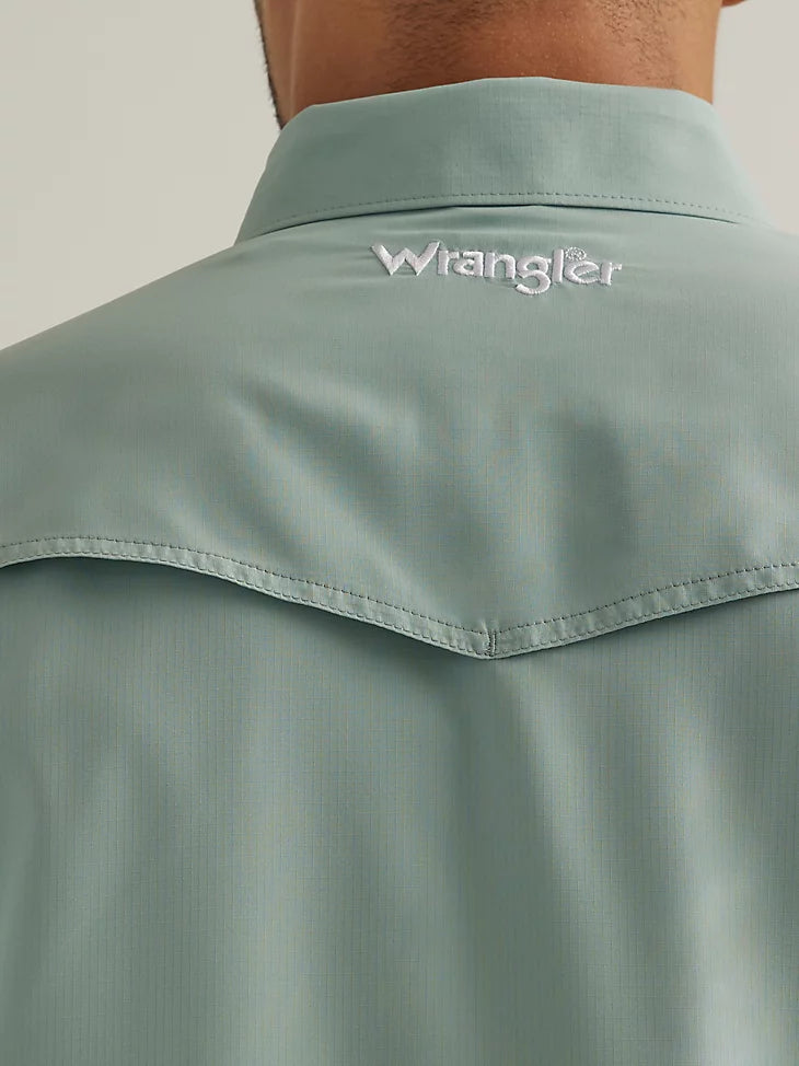 Wrangler Men's Performance Short Sleeve Solid Snap Shirt in Grey