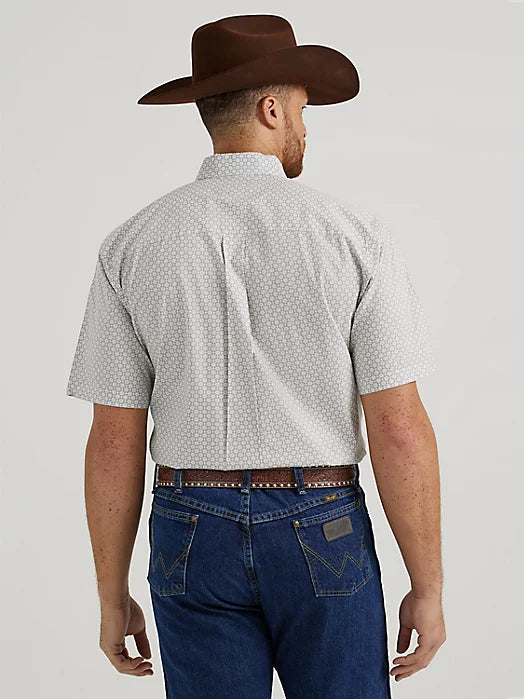 Wrangler Men's George Strait Short Sleeve Button Down Shirt in Kelly Bursts