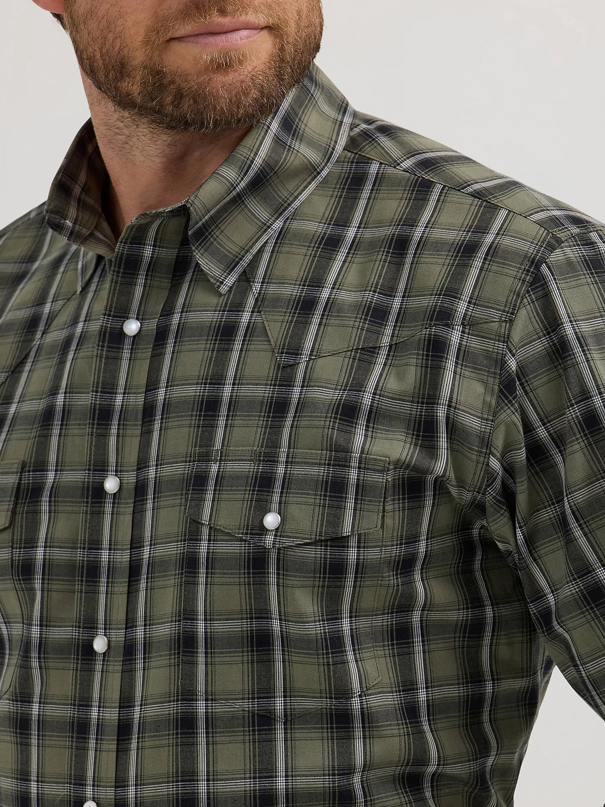 Wrangler Men's Wrinkle Resist L/S Plaid Western Snap Shirt in Army Green