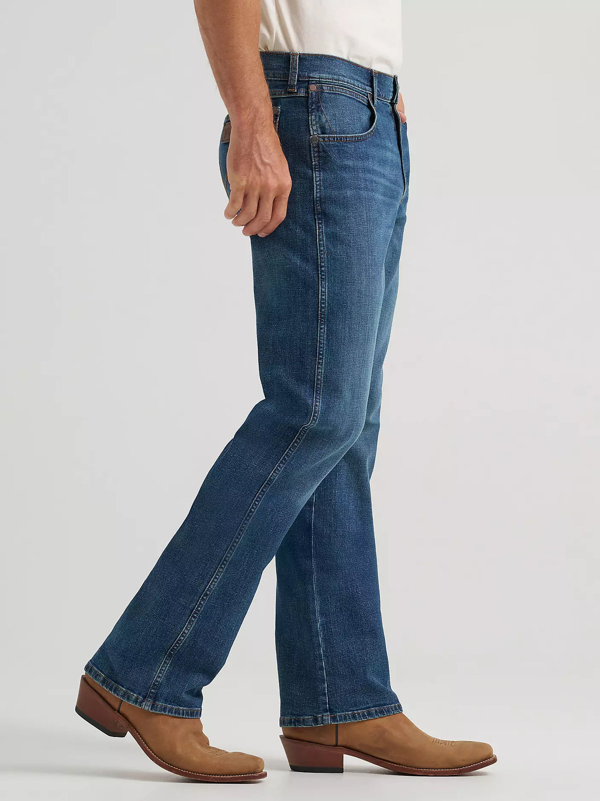 Wrangler Retro Men's Relaxed Bootcut Jean in Adkins
