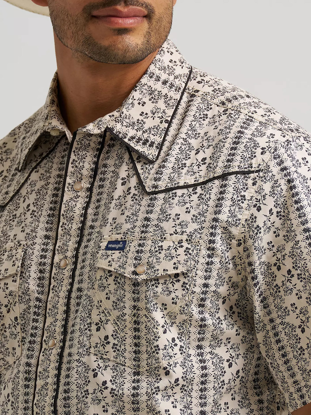 Wrangler Men's S/S Vintage-Inspired Sculpted Piped Printed Snap Shirt in Ecru Black/White